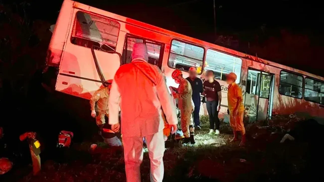 Ilustração da notícia Colisão entre ônibus de trabalhadores e carreta deixa quatro feridos graves na BR-163 em São Gabriel do Oeste da MS Todo dia